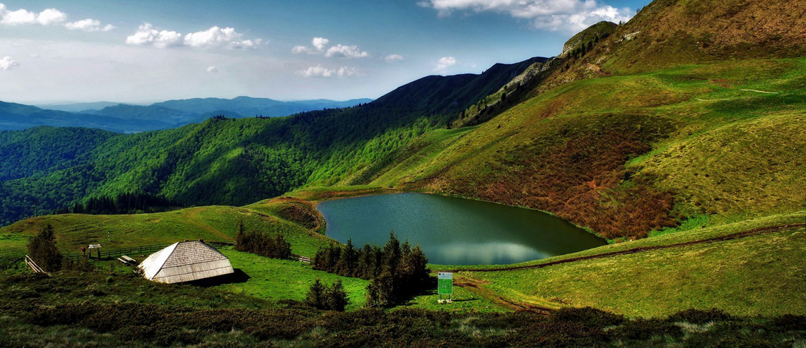 Locuri de poveste din România ce nu trebuie ratate. Cascada cunoscută la nivel mondial și lacul unde ajung vulturii