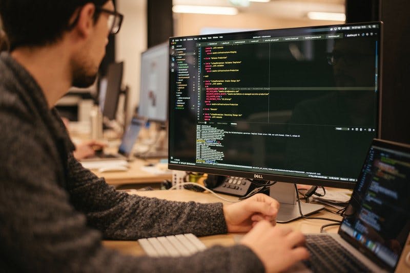 Web developers, creatorii de site-uri web. Munca din spatele conceperii designului și structurii unui site